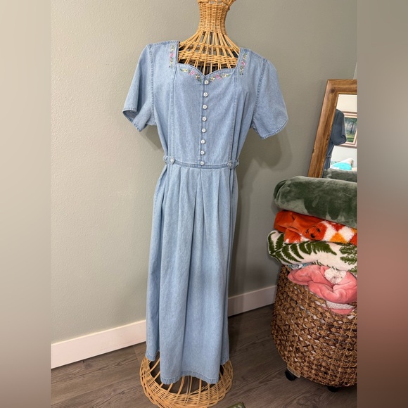 Erika Vintage Women’s Medium 100% Cotton Light Denim Embroidered Maxi Dress - Picture 7 of 8